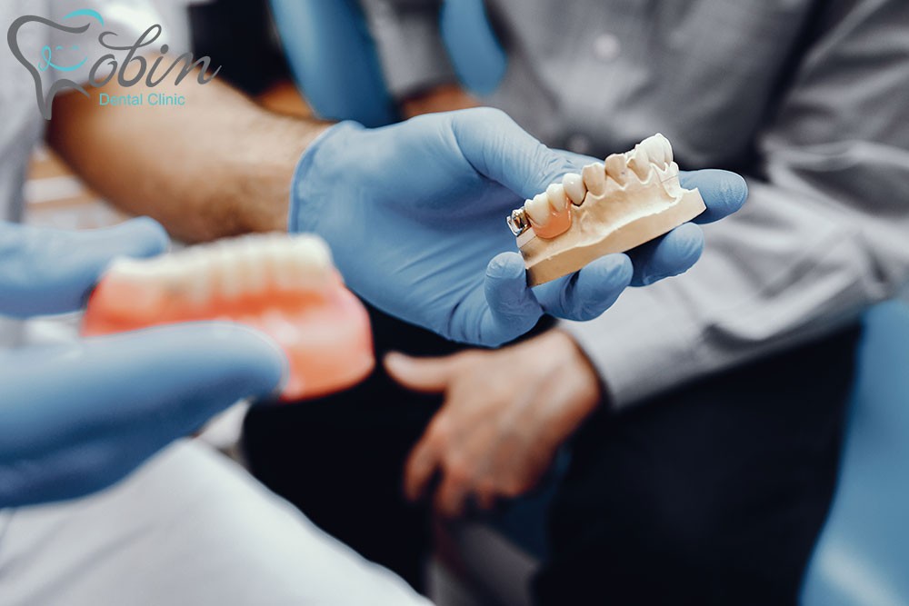 پروتز متحرک، به دلیل قابلیت تنظیم و تعویض، برای افرادی که به دلیل بیماری‌های دندانی دندان‌هایشان را از دست داده‌اند، کاربرد بسیاری دارد.